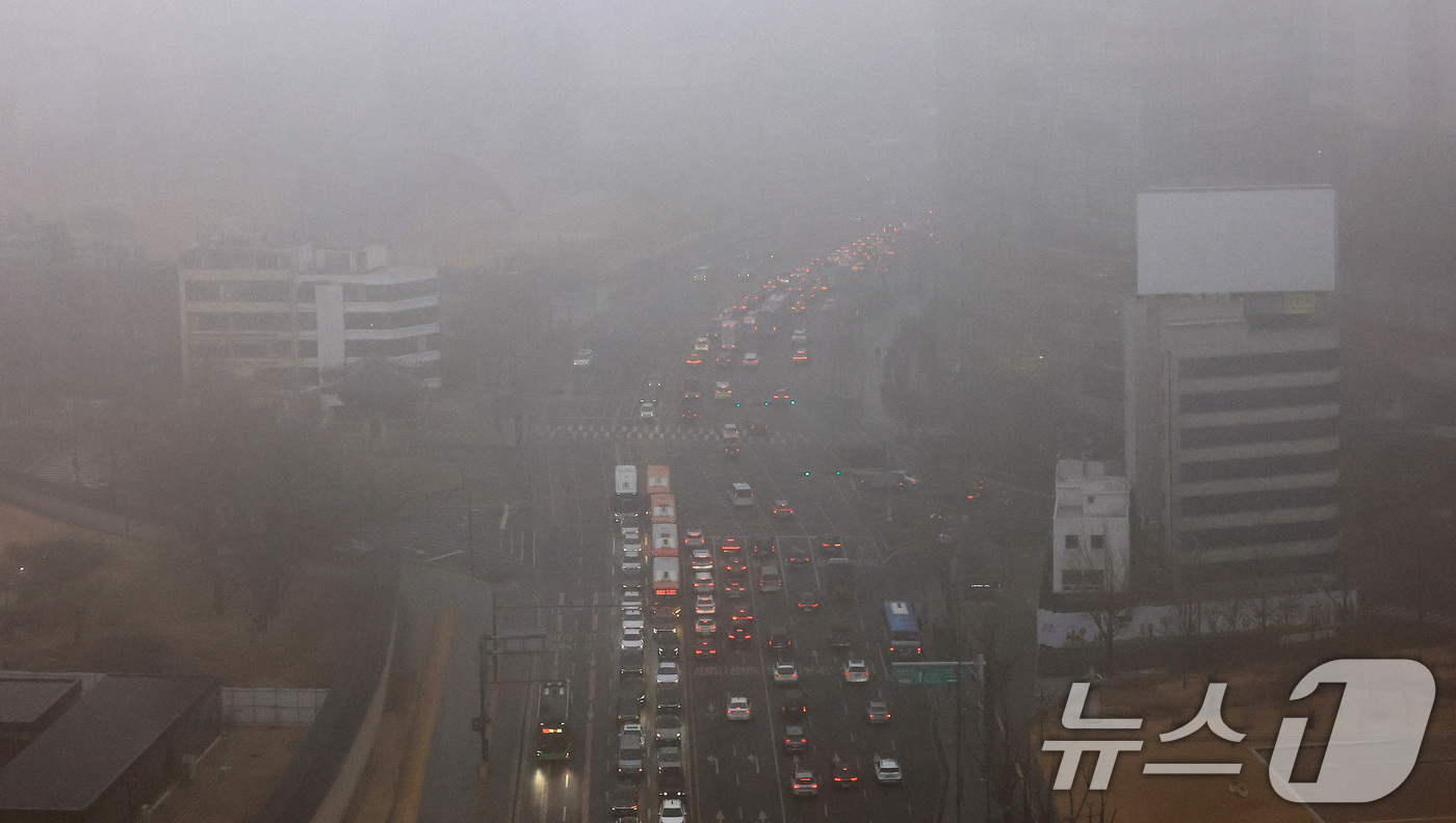 (서울=뉴스1) 임세영 기자 = 16일 서울 종로구 경복궁 교차로 인근이 초미세먼지와 짙은 안개로 뿌옇게 보이고 있다. 2026.1.16/뉴스1