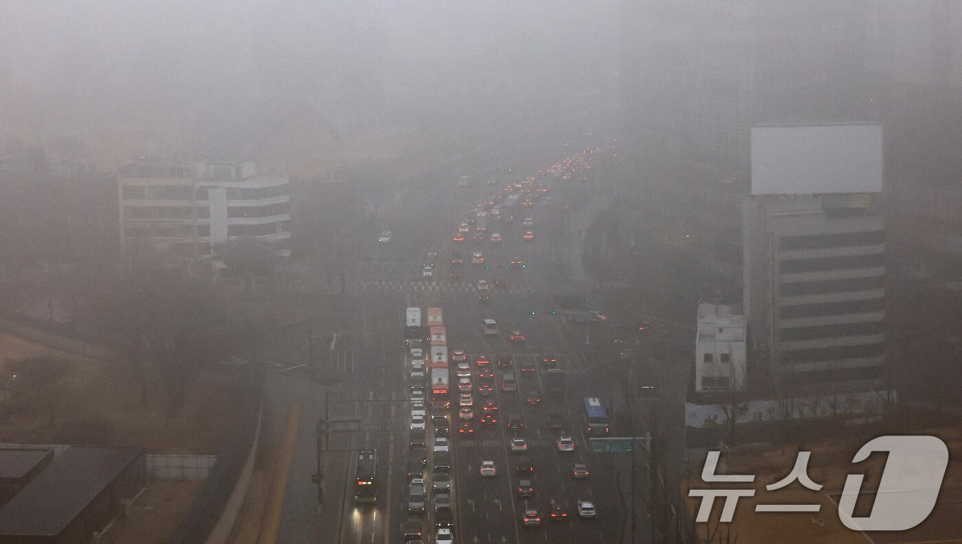 본문 이미지 - 16일 서울 종로구 경복궁 교차로 인근이 초미세먼지와 짙은 안개로 뿌옇게 보이고 있다. 2026.1.16/뉴스1 ⓒ News1 임세영 기자
