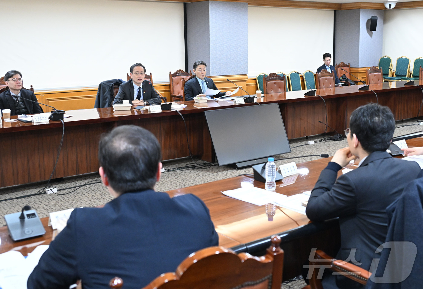 (서울=뉴스1) = 이형일 재정경제부 차관이 16일 서울 중구 은행연합회에서 열린 시장상황점검회의를 주재하고 있다. (재정경제부 제공. 재판매 및 DB 금지) 2026.1.16/뉴 …