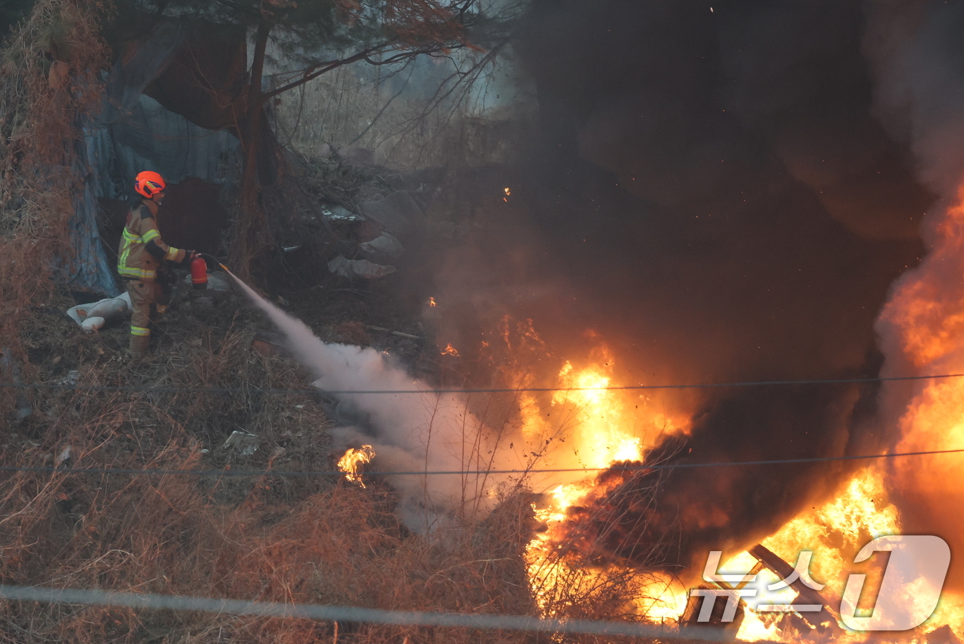 (서울=뉴스1) 김진환 기자 = 16일 오전 서울 강남구 개포동 구룡만을에서 불이나 출동한 소방대원이 불길 확산을 막고 있다.