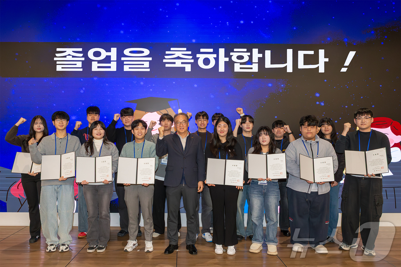 (서울=뉴스1) = KT가 지난 15일 서울 종로구 KT광화문빌딩WEST에서 KT디지털인재장학생들이 지난 한 해 동안 진행한 인공지능(AI) 실무 프로젝트 등의 성과를 공유하고 졸 …