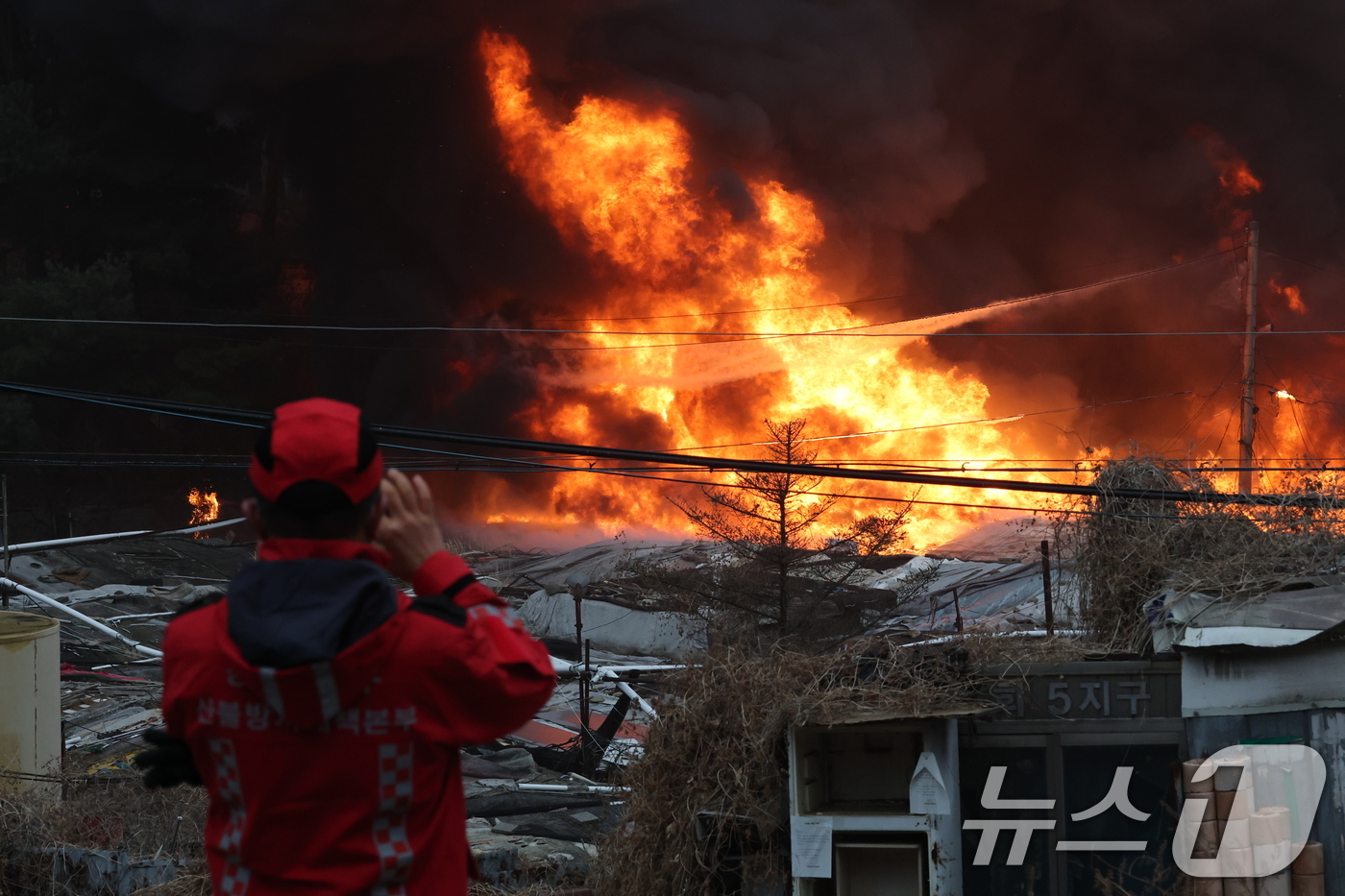 (서울=뉴스1) 김진환 기자 = 16일 오전 서울 강남구 개포동 구룡마을에서 불이 나 소방대원들이 진화작업을 벌이고 있다.