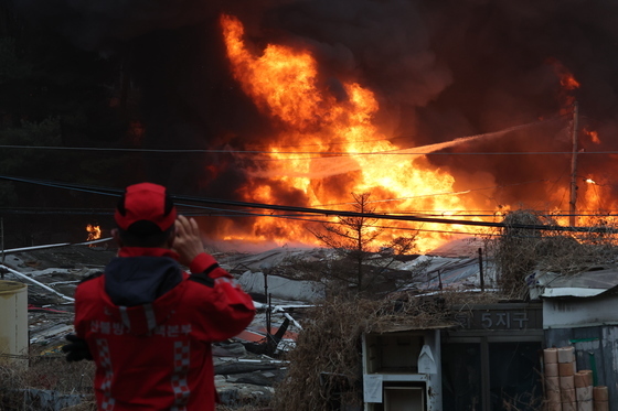 강남구 구룡마을서 불 '주민 대피령'…양재대로 일부 통제(종합)