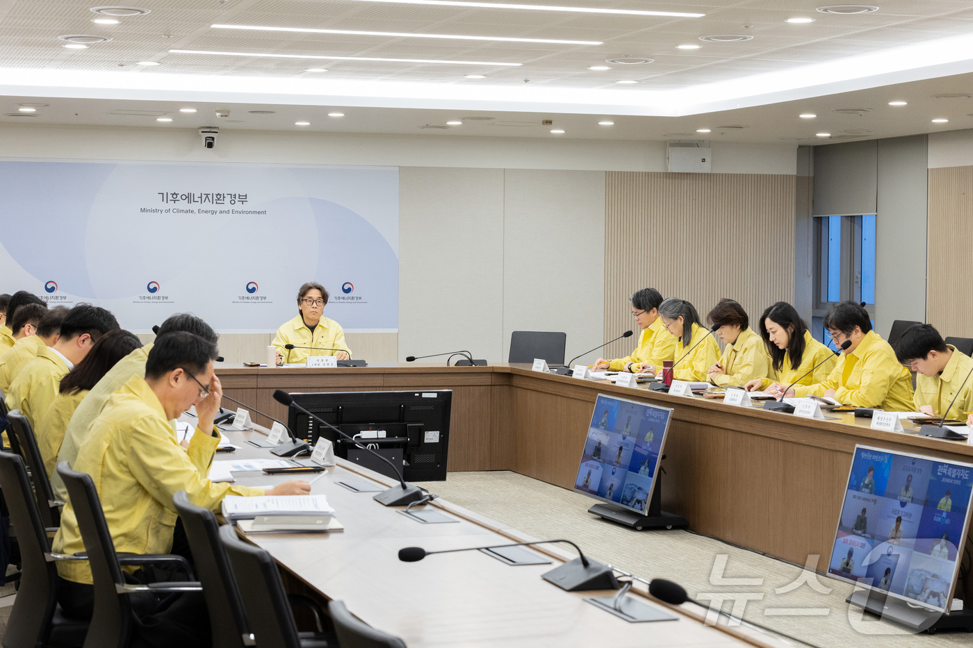 (서울=뉴스1) = 금한승 기후에너지환경부 1차관이 16일 세종시 정부세종청사에서 11개 부처 및 시·도가 온·오프라인으로 참여한 가운데 열린 '미세먼지 비상저감조치 합동 점검회의 …