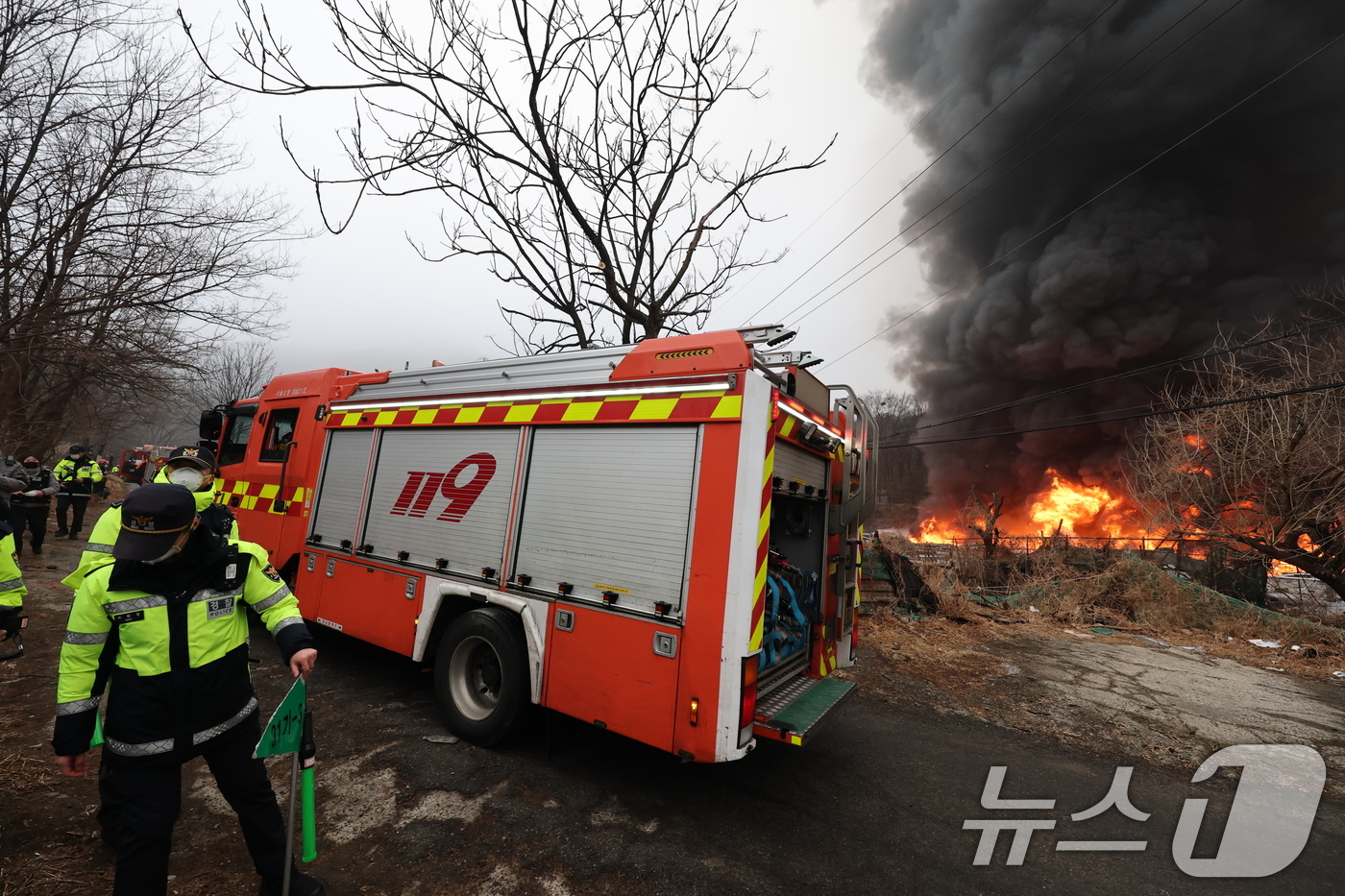 (서울=뉴스1) 김진환 기자 = 16일 오전 서울 강남구 개포동 구룡마을에서 발생한 화재로 출동한 경찰과 소방이 현장 대응을 하고 있다. 2026.1.16/뉴스1