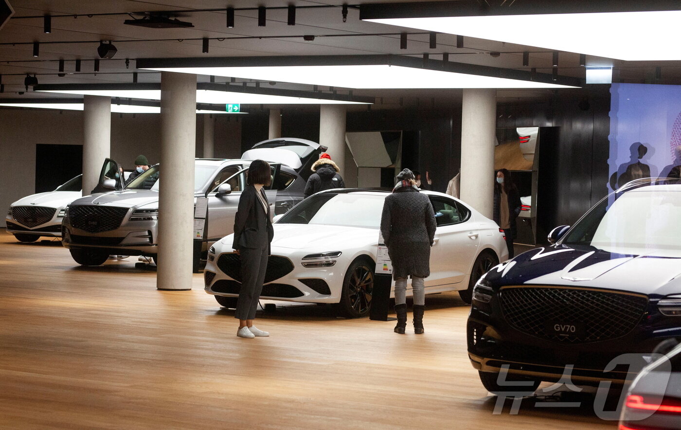 본문 이미지 - 스위스 취리히에 자리한 현대자동차그룹 제네시스 브랜드 전시장의 내부 모습(자료사진). 2021.12.12. ⓒ 로이터=뉴스1 ⓒ News1 김성식 기자