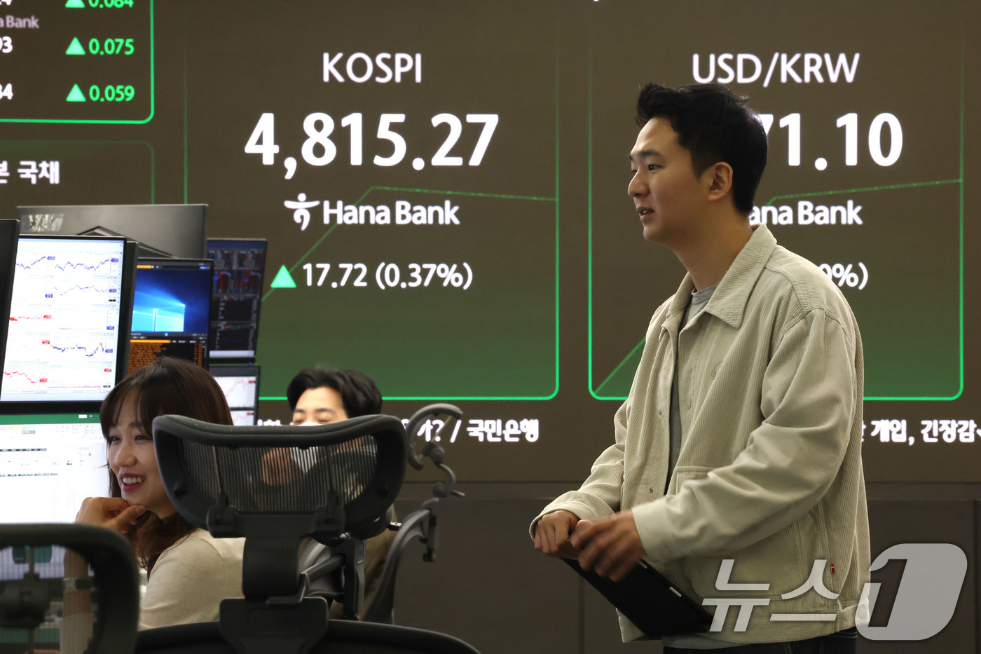 (서울=뉴스1) 이광호 기자 = 코스피가 장 시작과 함께 사상 처음으로 4800선을 넘어선 16일 오전 서울 중구 하나은행 딜링룸 현황판에 전장 대비  17.72포인트(0.37%) …