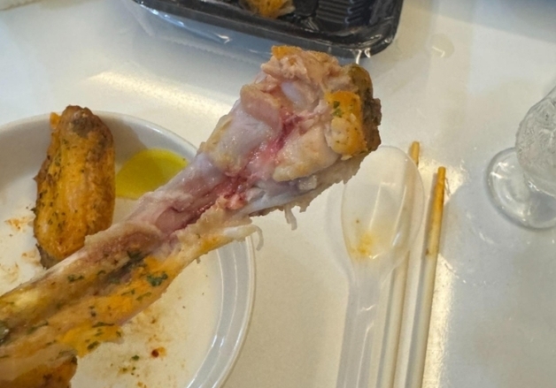 '핏기 얼룩' 안 익은 치킨 …항의하니 "핑킹 현상, 먹는 데 문제없다"