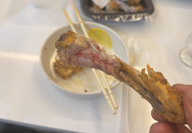 본문 이미지 - 'XX 치킨'에서 배달 받은 덜익은 치킨의 모습. 출처=보배드림