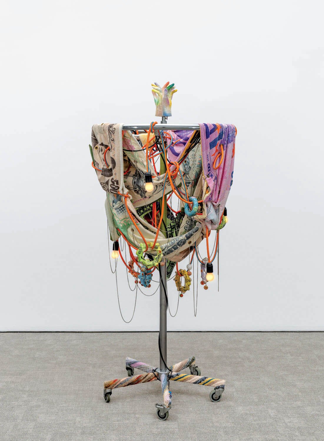 본문 이미지 - 양혜규 Yang HaeGue b.1971, Towel Light Sculpture- Budget Pantomime of 600 Dollar, 700 Euro and 22000 Yen | 의류 선반, 캐스터, 전구, 케이블, 코드, 프린트 타월, 뜨개질 실, 스티로폼 핸드, 파피에 마셰, 수채, 바니시, 조개껍질, 스팽글 비즈, 알루미늄 반사판, 93&times;93&times;201(h)cm | 2012 (7000만 - 1.5억 원)