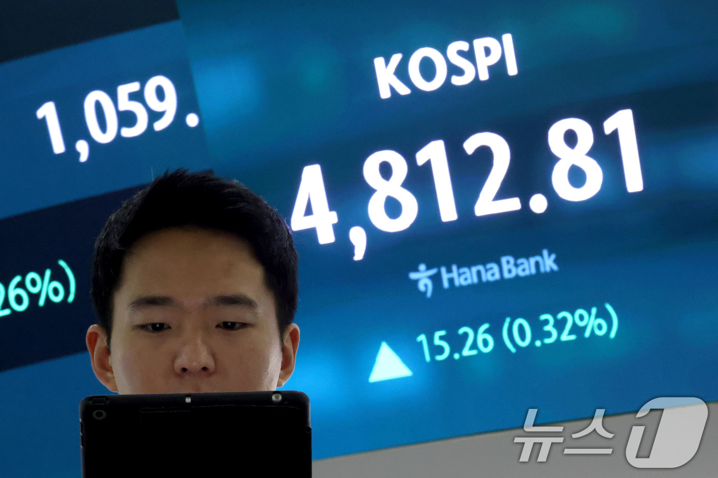 (서울=뉴스1) 이광호 기자 = 코스피가 장 시작과 함께 사상 처음으로 4800선을 넘어선 16일 오전 서울 중구 하나은행 딜링룸 현황판에 전장 대비  15.26포인트(0.32%) …