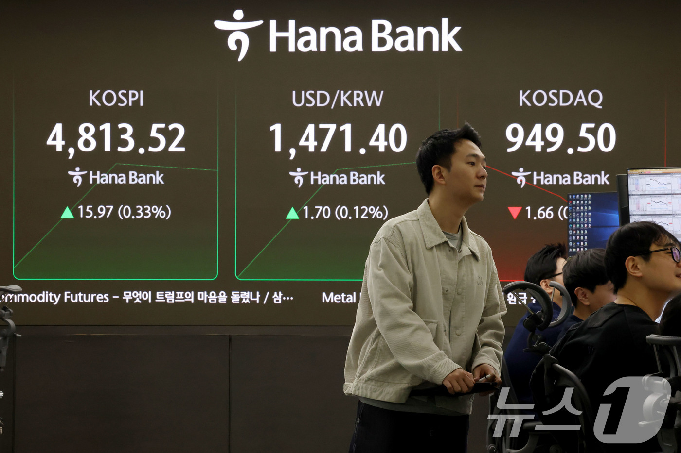 (서울=뉴스1) 이광호 기자 = 코스피가 장 시작과 함께 사상 처음으로 4800선을 넘어선 16일 오전 서울 중구 하나은행 딜링룸 현황판에 전장 대비  15.97포인트(0.33%) …