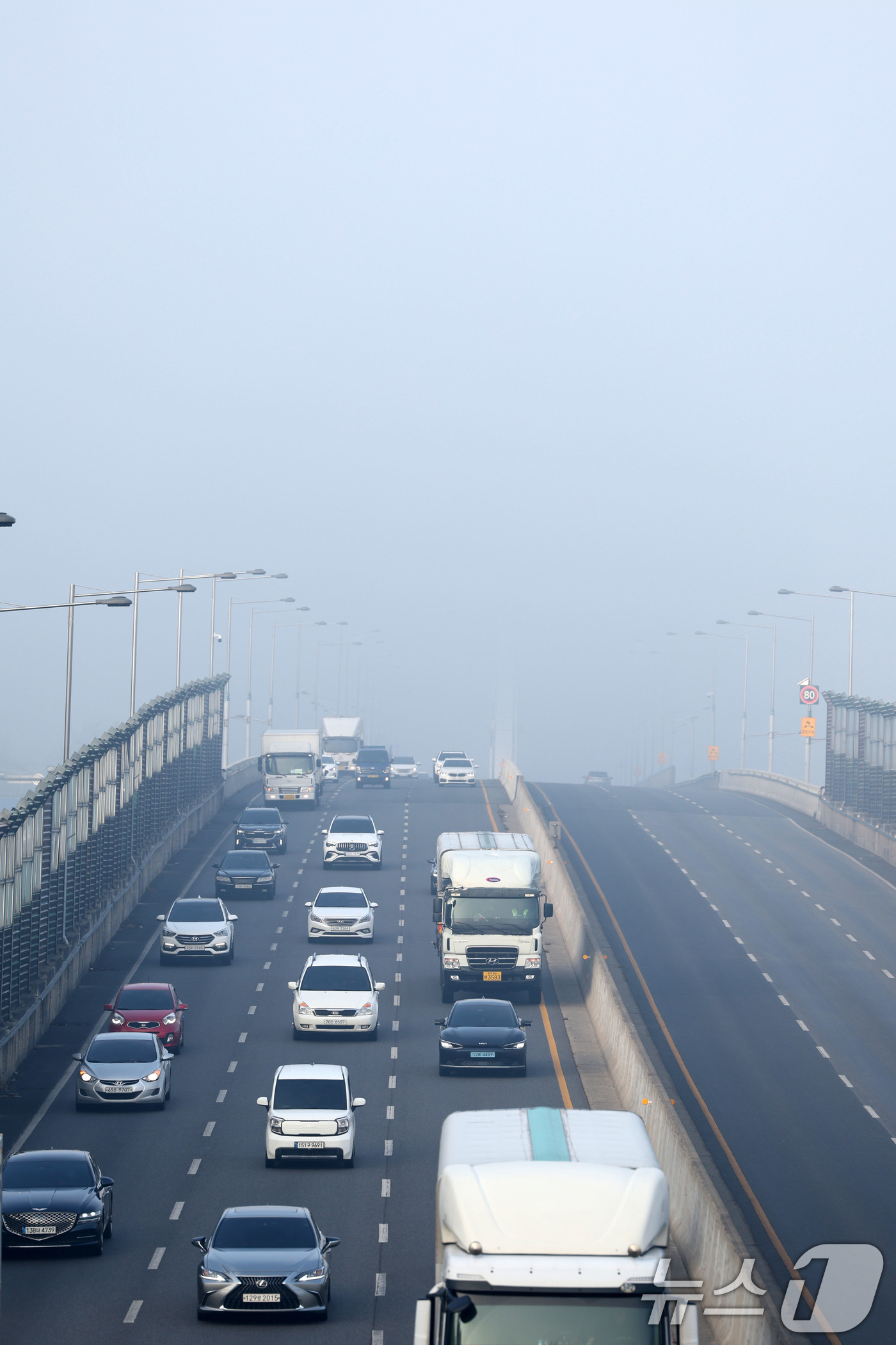 (광주=뉴스1) 이승현 기자 = 짙은 안개가 낀 16일 오전 광주 서구 무진대로 일대에서 차량들이 서행하고 있다. 2026.1.16/뉴스1