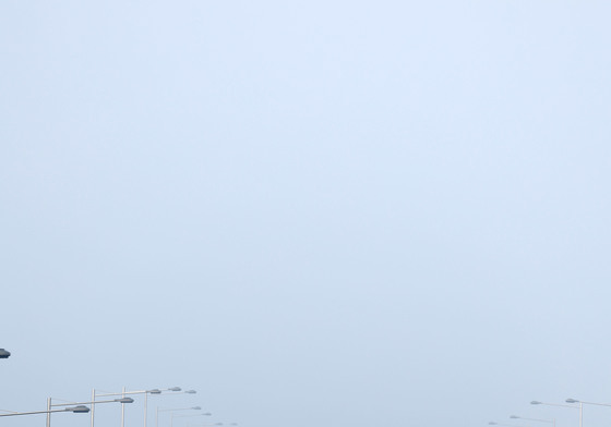 안개 속 서행하는 차량들