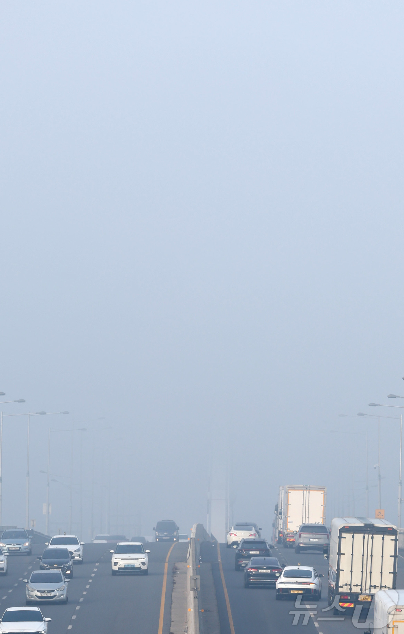 (광주=뉴스1) 이승현 기자 = 짙은 안개가 낀 16일 오전 광주 서구 무진대로 일대에서 차량들이 서행하고 있다.  2026.1.16/뉴스1