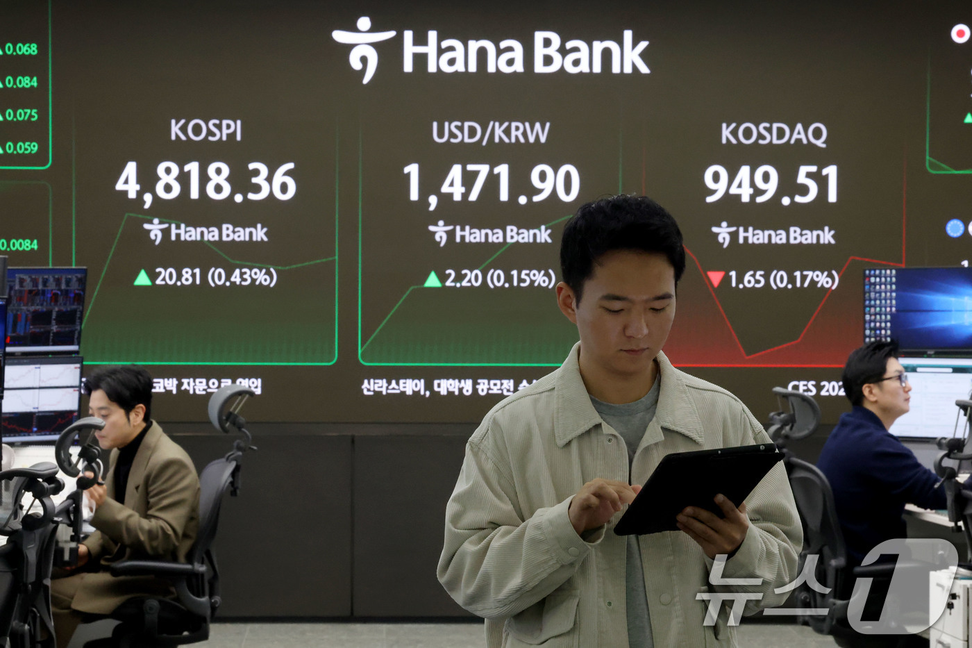 (서울=뉴스1) 이광호 기자 = 코스피가 장 시작과 함께 사상 처음으로 4800선을 넘어선 16일 오전 서울 중구 하나은행 딜링룸 현황판에 전장 대비 20.81포인트(0.43%) …