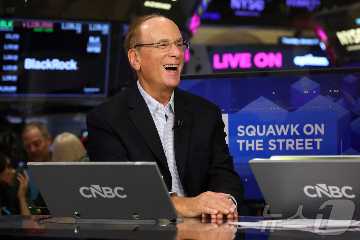 (뉴욕 로이터=뉴스1) 강민경 기자 = 래리 핑크 블랙록 최고경영자(CEO)가 15일 CNBC방송 스쿼크 박스에 출연해 환하게 웃고 있다. 블랙록은 지난해 운용자산이 처음으로 14 …