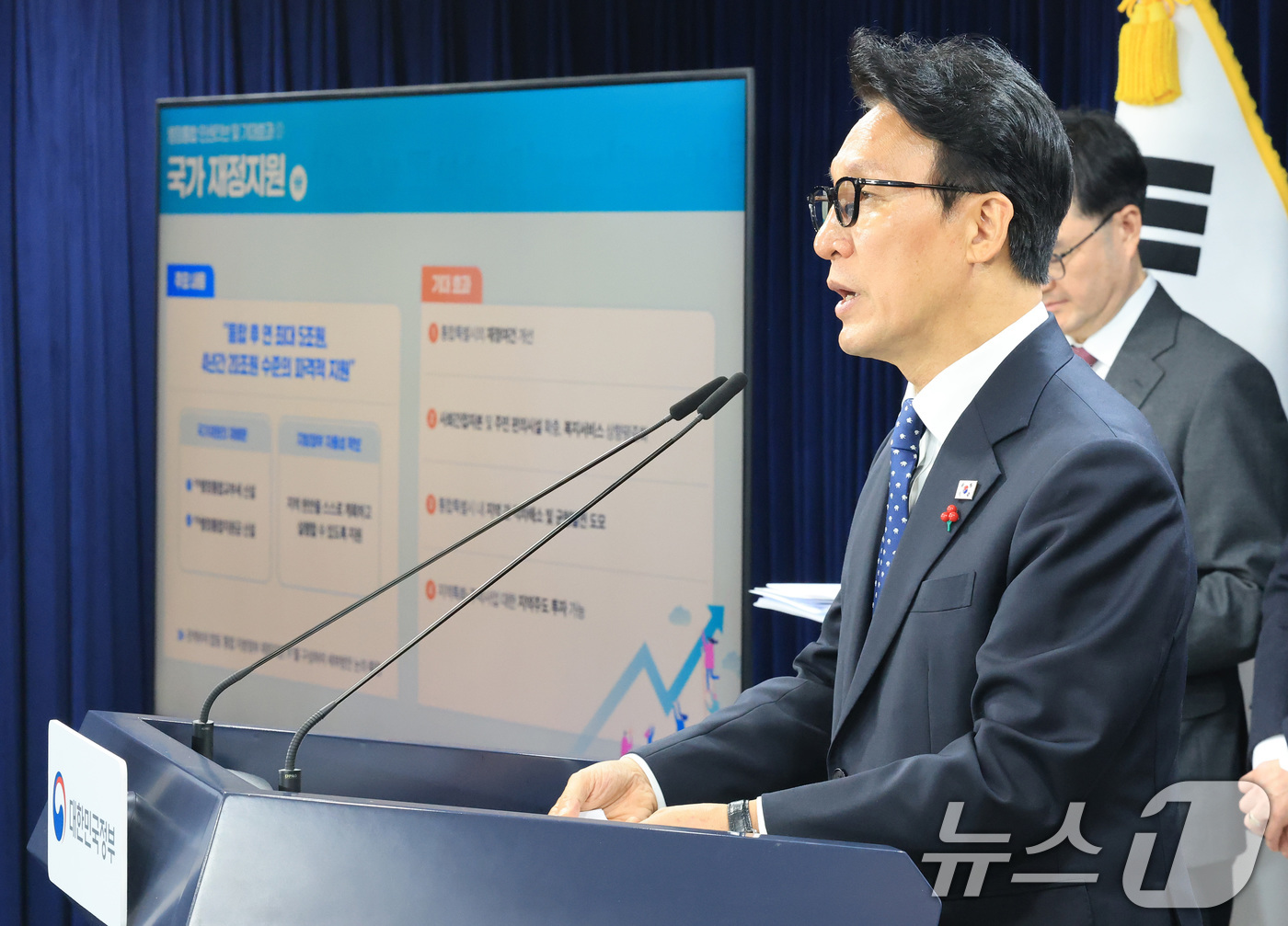 (서울=뉴스1) 임세영 기자 = 김민석 국무총리가 16일 서울 종로구 정부서울청사에서 행정통합 인센티브 관련 브리핑을 하고 있다. 2026.1.16/뉴스1