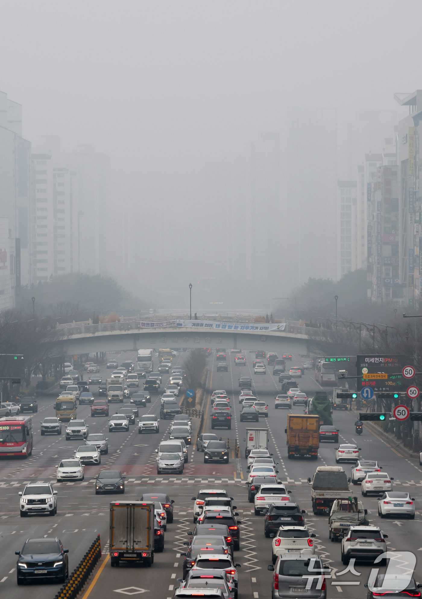 (수원=뉴스1) 김영운 기자 = 전국 곳곳이 짙은 안개와 먼지가 뒤엉키면서 초미세먼지농도가 '나쁨' 수준을 보인 16일 경기 수원시 영통구 일대가 안개와 미세먼지로 인해 뿌연 모습 …