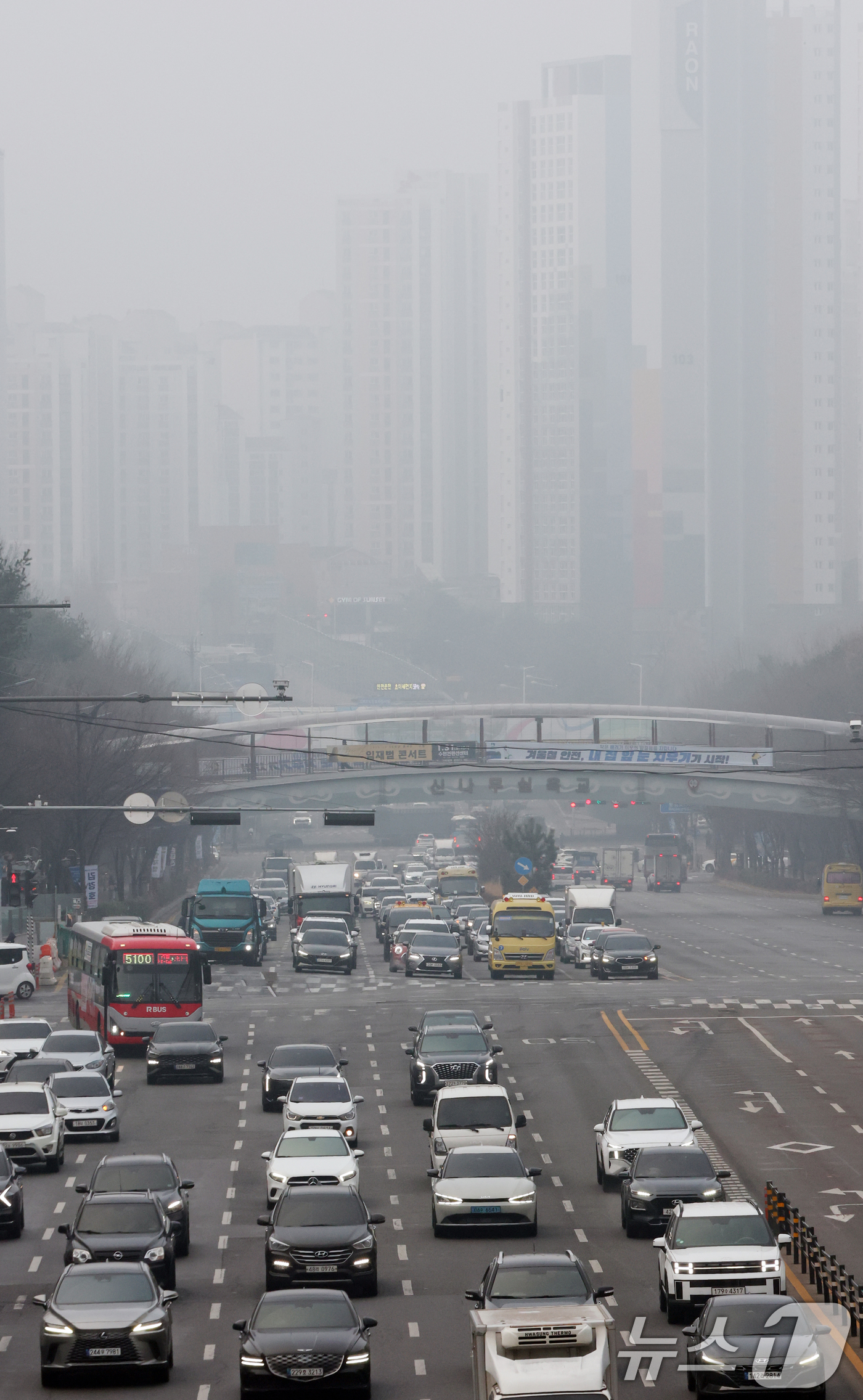 (수원=뉴스1) 김영운 기자 = 전국 곳곳이 짙은 안개와 먼지가 뒤엉키면서 초미세먼지농도가 '나쁨' 수준을 보인 16일 경기 수원시 영통구 일대가 안개와 미세먼지로 인해 뿌연 모습 …