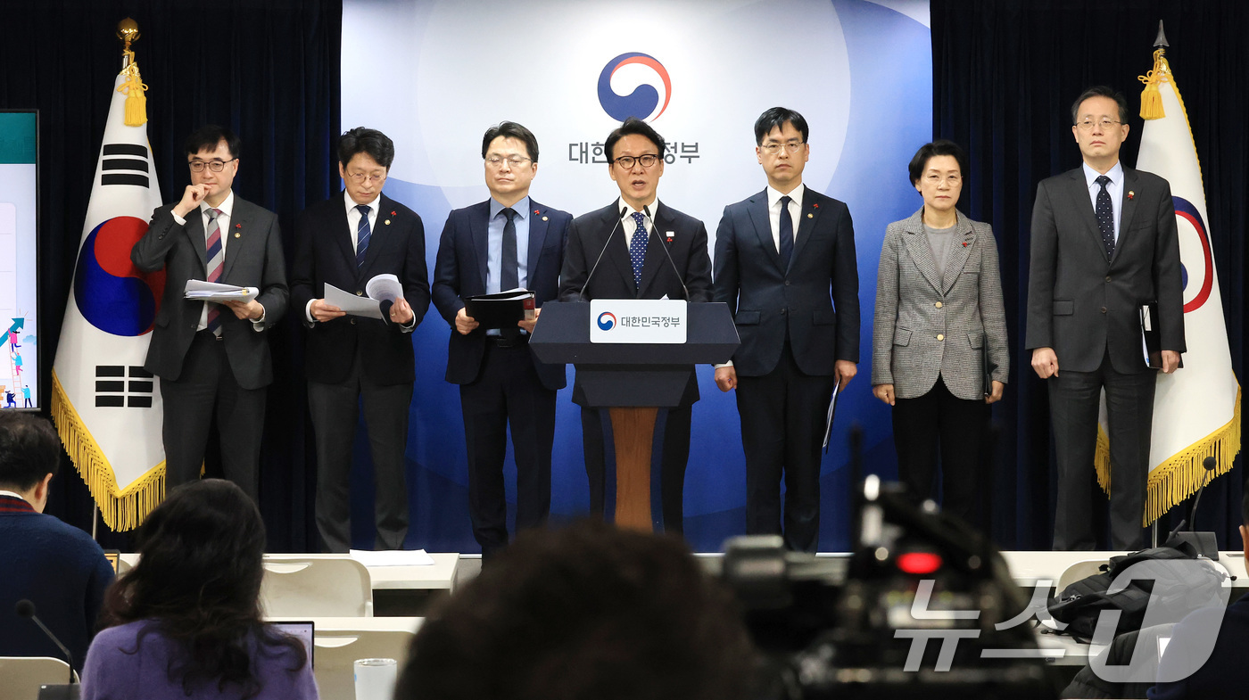 (서울=뉴스1) 임세영 기자 = 김민석 국무총리가 16일 서울 종로구 정부서울청사에서 행정통합 인센티브 관련 브리핑을 하고 있다. 2026.1.16/뉴스1