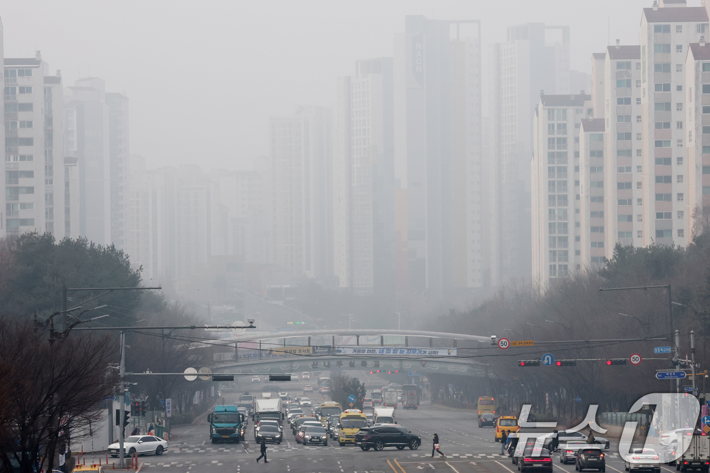(수원=뉴스1) 김영운 기자 = 전국 곳곳이 짙은 안개와 먼지가 뒤엉키면서 초미세먼지농도가 '나쁨' 수준을 보인 16일 경기 수원시 영통구 일대가 안개와 미세먼지로 인해 뿌연 모습 …