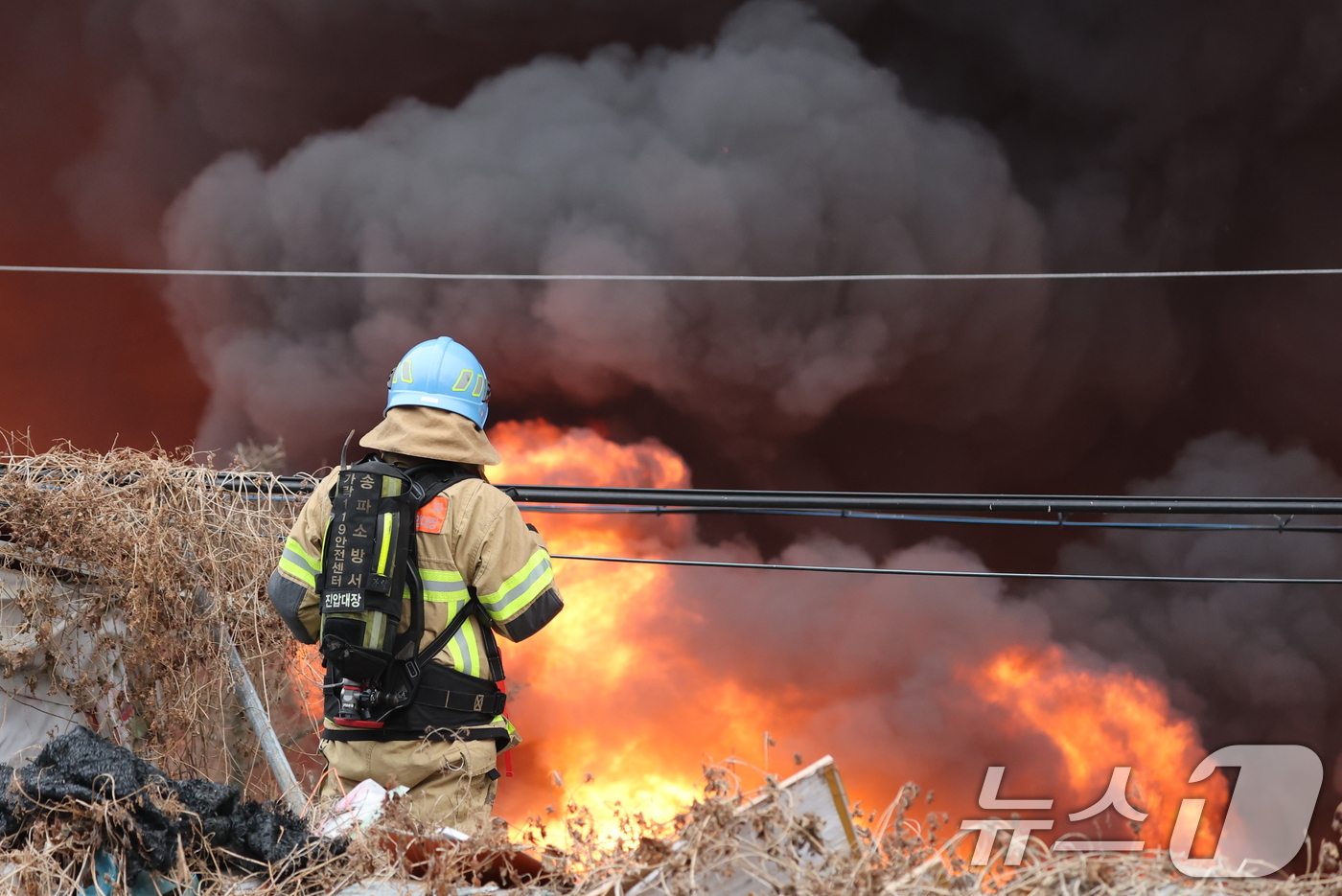 (서울=뉴스1) 김진환 기자 = 16일 오전 서울 강남구 개포동 구룡마을에서 불이 나 소방대원들이 진화작업을 벌이고 있다. 2026.1.16/뉴스1