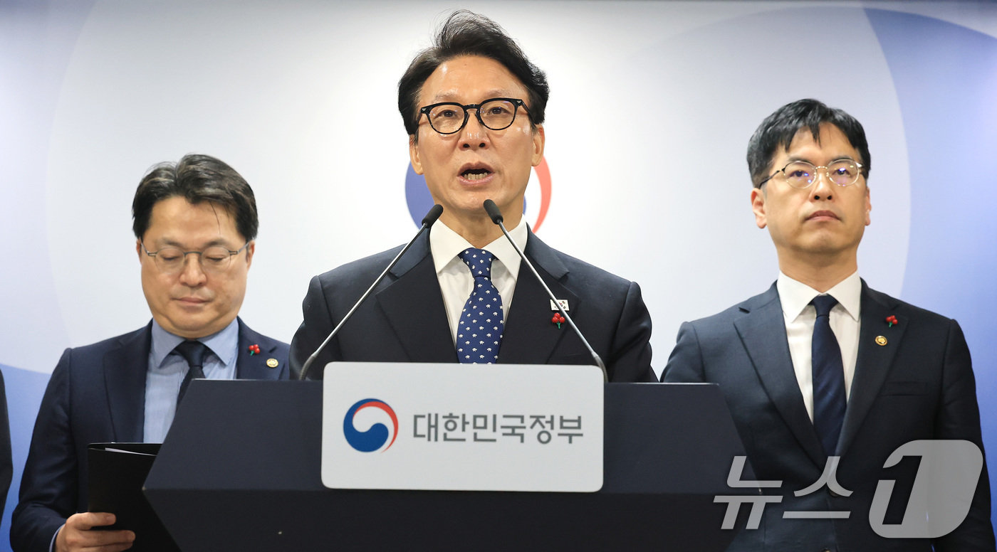 (서울=뉴스1) 임세영 기자 = 김민석 국무총리가 16일 서울 종로구 정부서울청사에서 행정통합 인센티브 관련 브리핑을 하고 있다. 2026.1.16/뉴스1