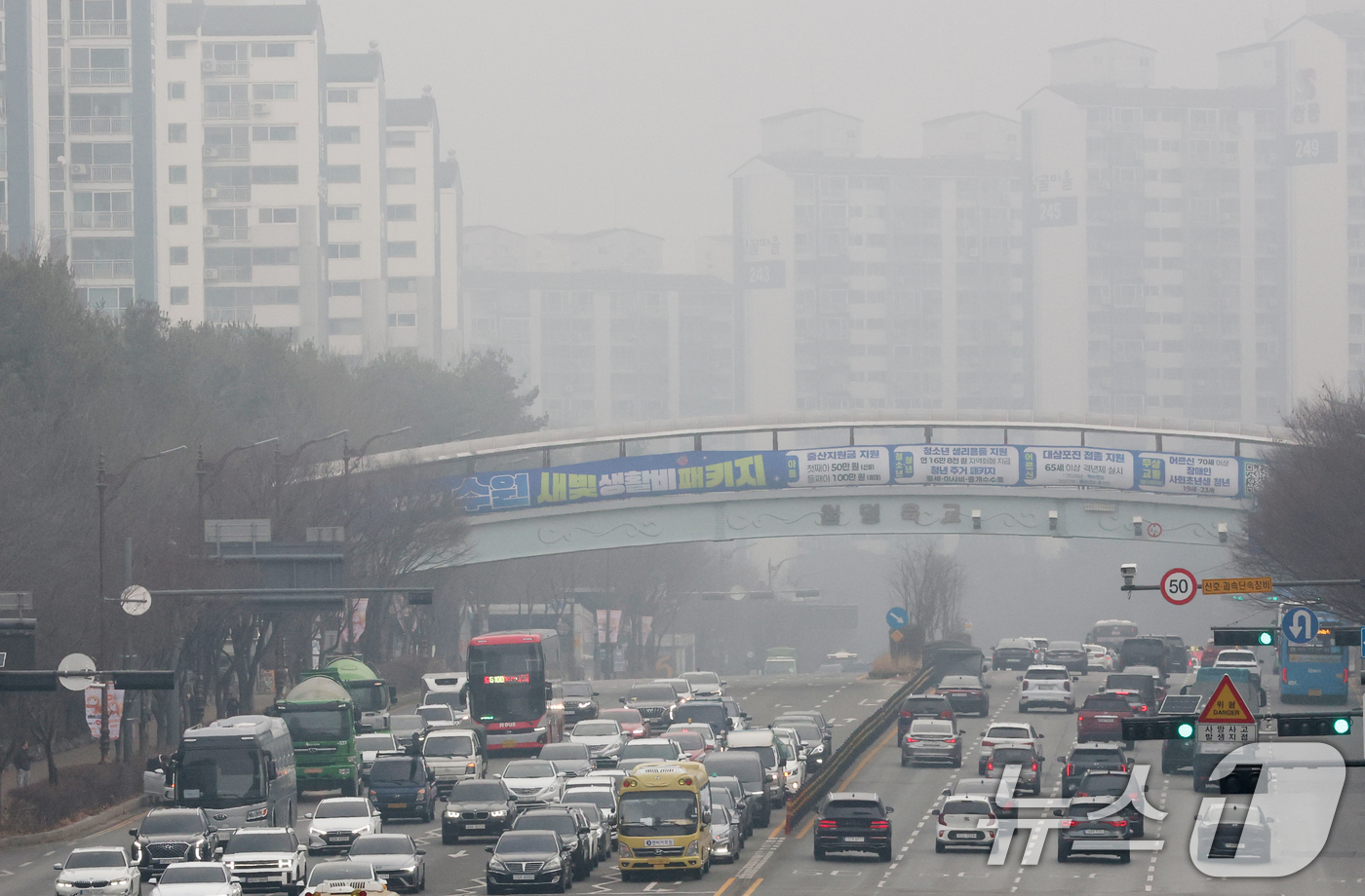 (수원=뉴스1) 김영운 기자 = 전국 곳곳이 짙은 안개와 먼지가 뒤엉키면서 초미세먼지농도가 '나쁨' 수준을 보인 16일 경기 수원시 영통구 일대가 안개와 미세먼지로 인해 뿌연 모습 …