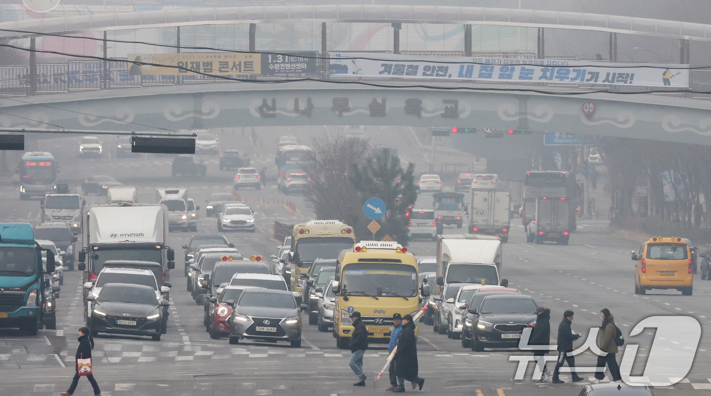 (수원=뉴스1) 김영운 기자 = 전국 곳곳이 짙은 안개와 먼지가 뒤엉키면서 초미세먼지농도가 '나쁨' 수준을 보인 16일 경기 수원시 영통구 일대가 안개와 미세먼지로 인해 뿌연 모습 …