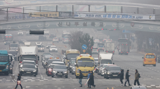 짙은 안개로 인해 희뿌연 도심