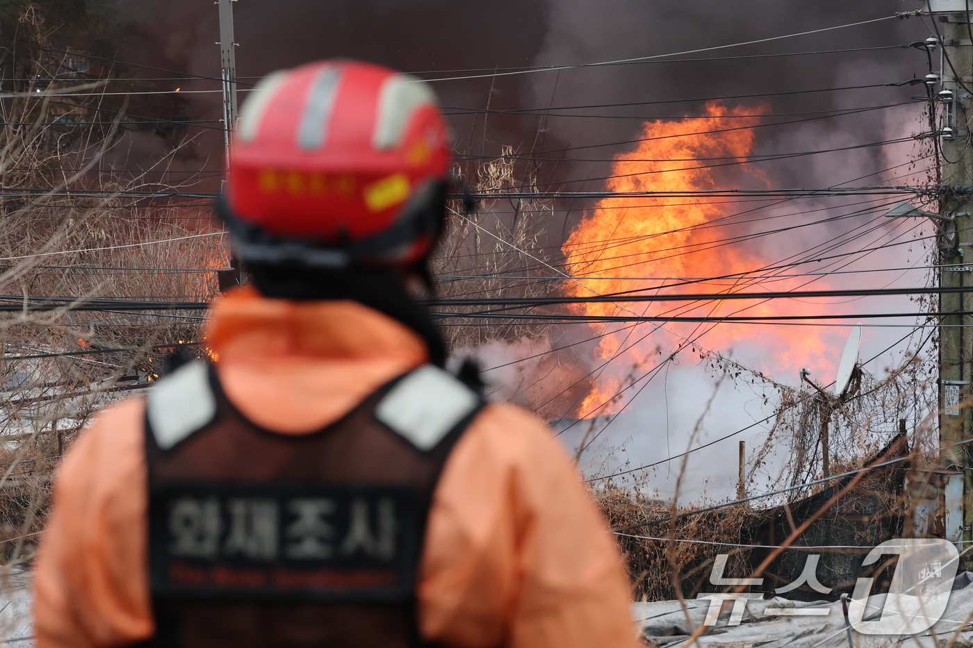 (서울=뉴스1) 김진환 기자 = 16일 오전 서울 강남구 개포동 구룡마을에서 불이 나 소방대원들이 진화작업을 벌이고 있다. 2026.1.16/뉴스1
