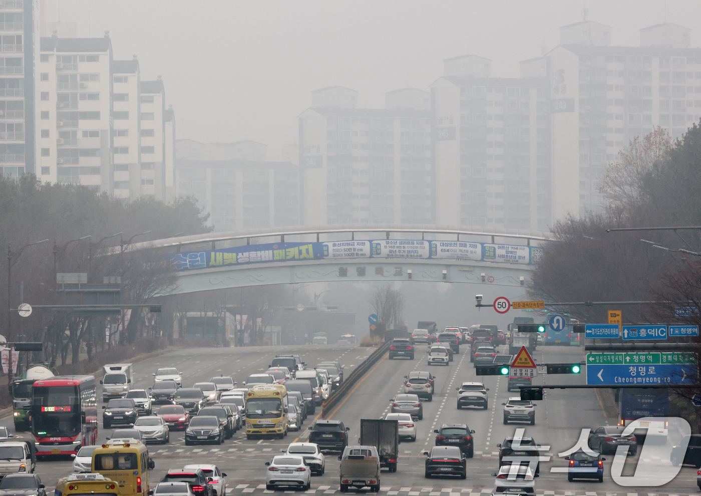 (수원=뉴스1) 김영운 기자 = 전국 곳곳이 짙은 안개와 먼지가 뒤엉키면서 초미세먼지농도가 '나쁨' 수준을 보인 16일 경기 수원시 영통구 일대가 안개와 미세먼지로 인해 뿌연 모습 …