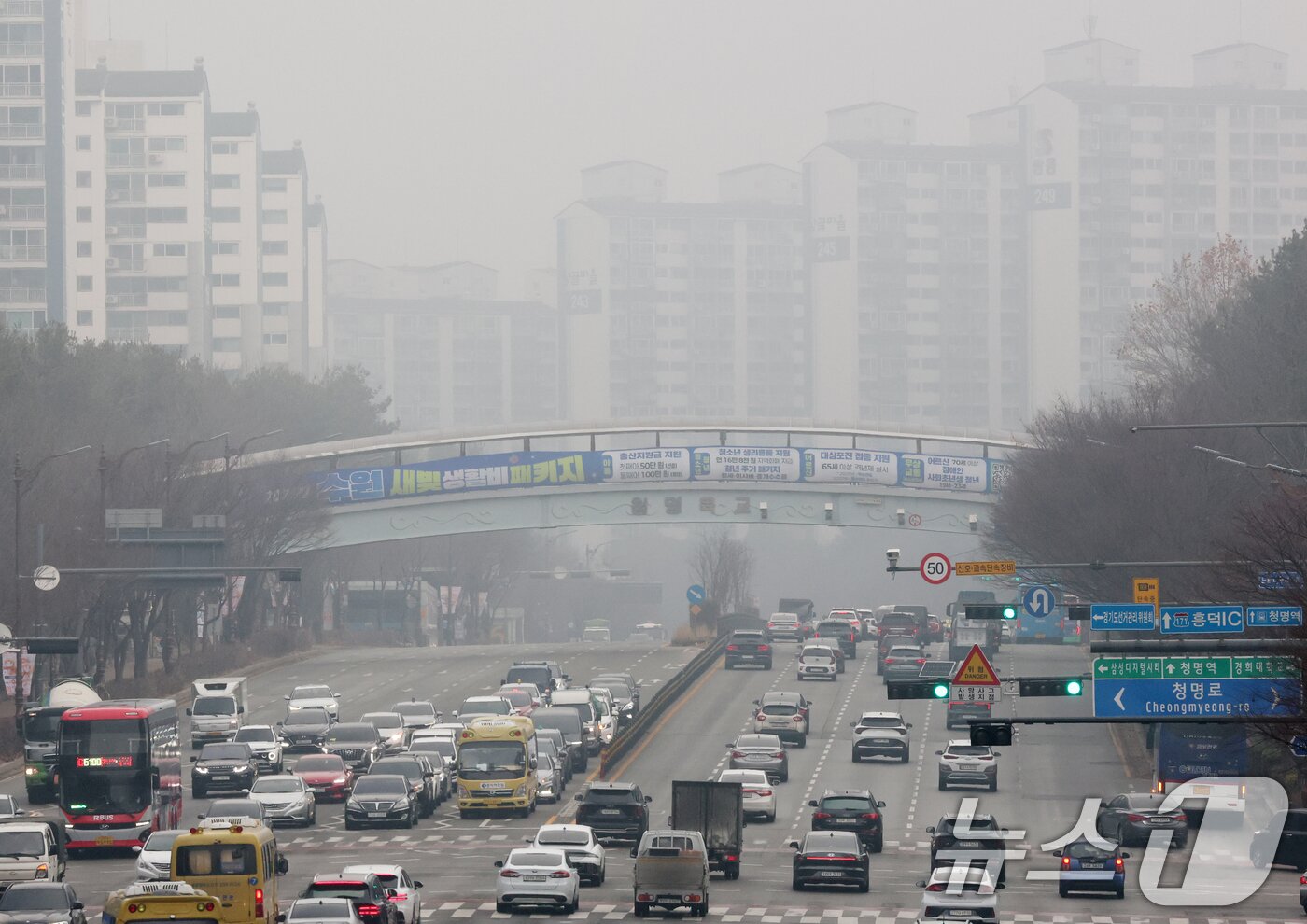 본문 이미지 - 전국 곳곳이 짙은 안개와 먼지가 뒤엉키면서 초미세먼지농도가 '나쁨' 수준을 보인 16일 경기 수원시 영통구 일대가 안개와 미세먼지로 인해 뿌연 모습을 보이고 있다. 2026.1.16/뉴스1 ⓒ News1 김영운 기자