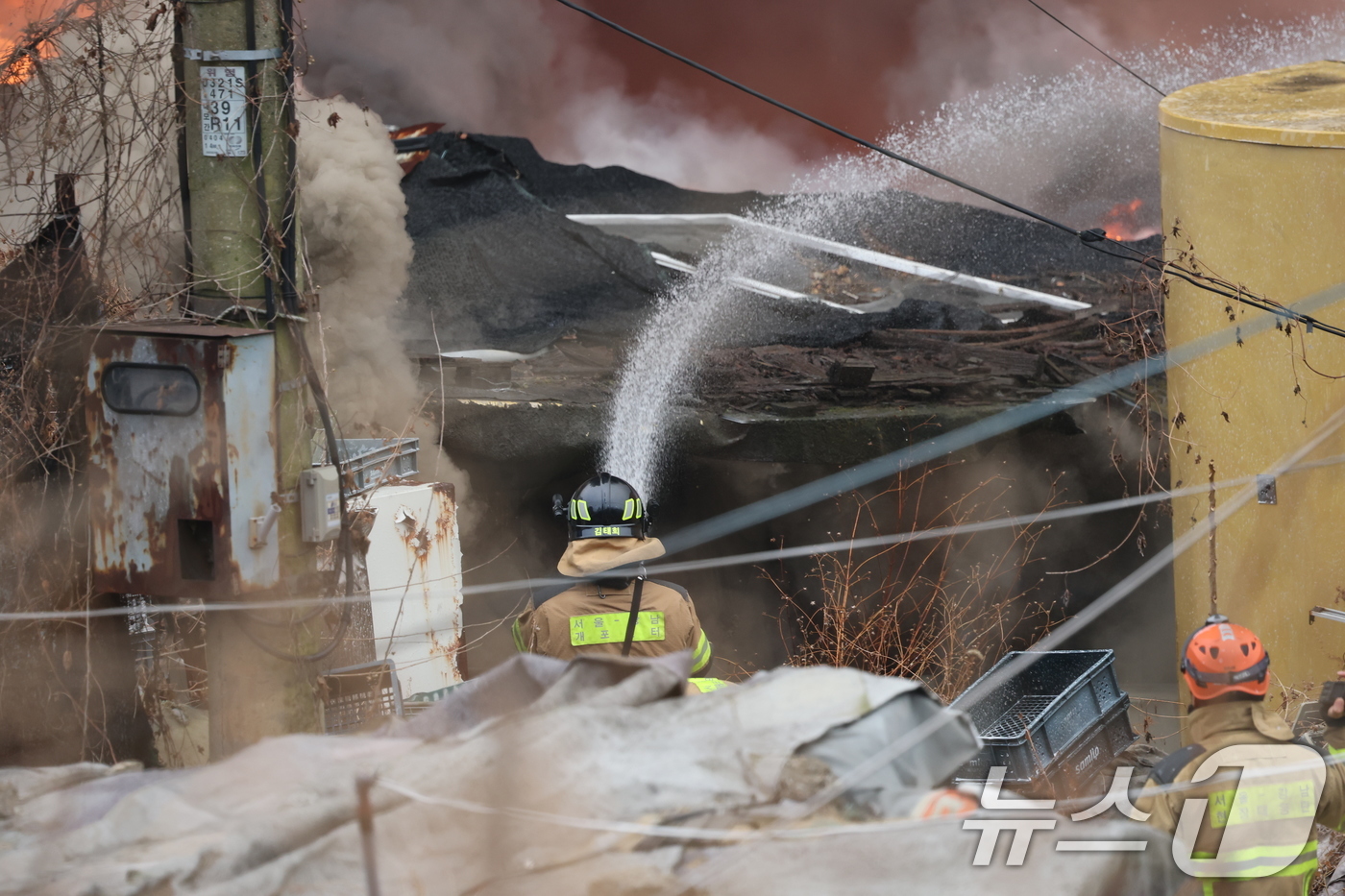 (서울=뉴스1) 김진환 기자 = 16일 오전 서울 강남구 개포동 구룡마을에서 불이 나 소방대원들이 진화작업을 벌이고 있다. 2026.1.16/뉴스1
