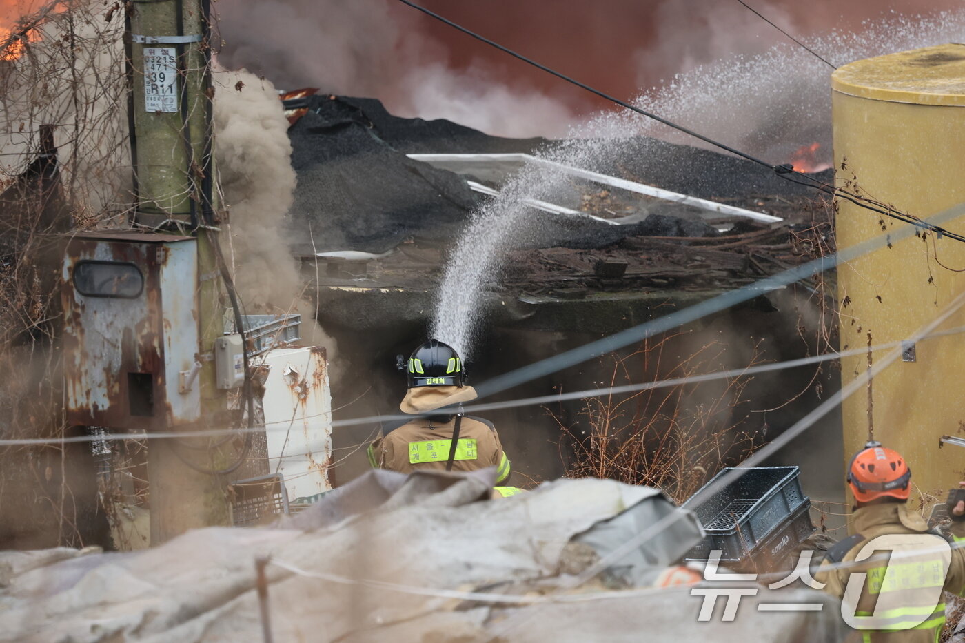 본문 이미지 - 16일 오전 서울 강남구 개포동 구룡마을에서 불이 나 소방대원들이 진화작업을 벌이고 있다. 2026.1.16/뉴스1 ⓒ News1 김진환 기자