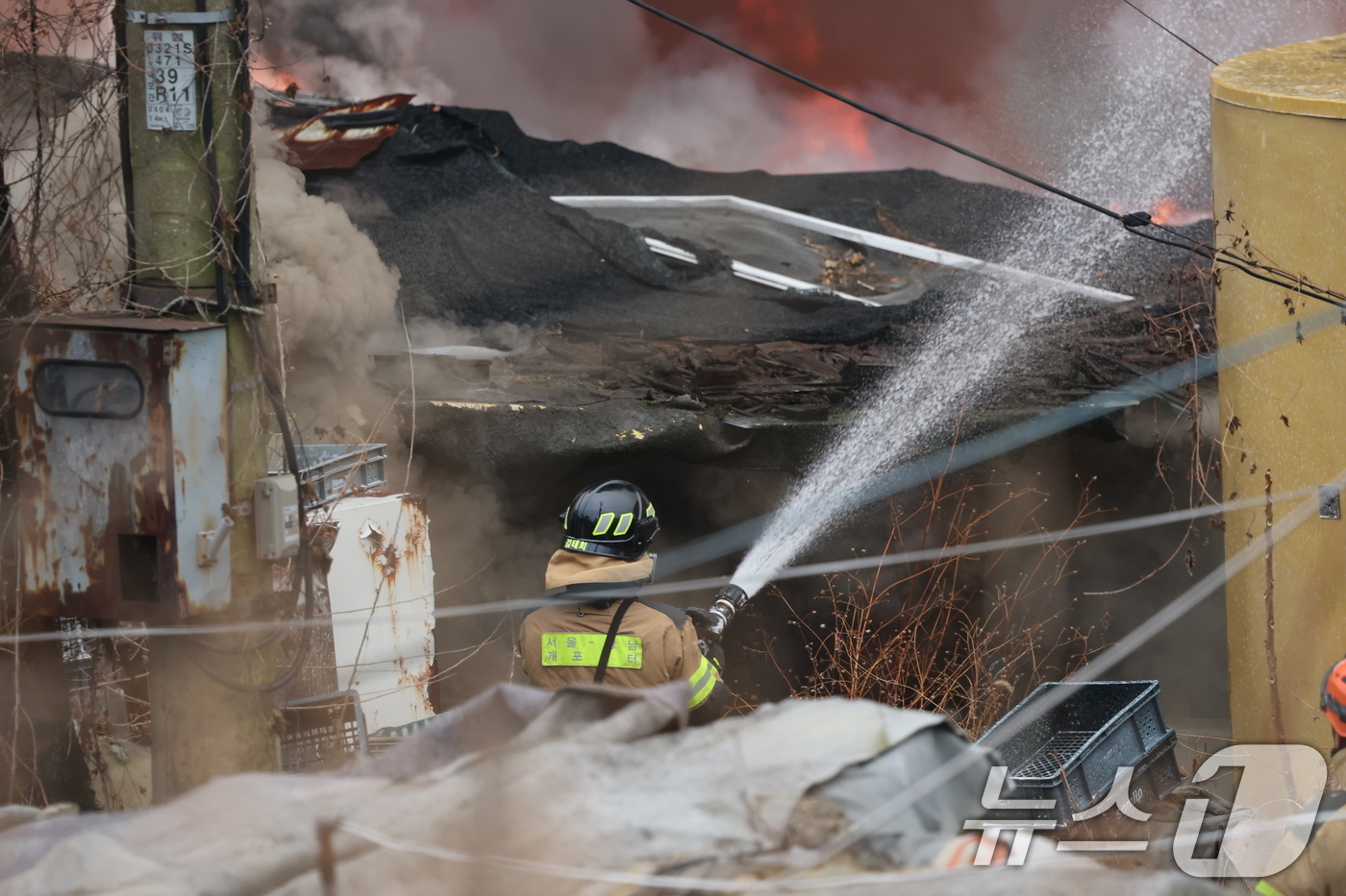 (서울=뉴스1) 김진환 기자 = 16일 오전 서울 강남구 개포동 구룡마을에서 불이 나 소방대원들이 진화작업을 벌이고 있다. 2026.1.16/뉴스1