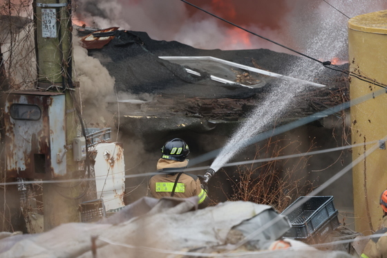 구룡마을 화재 진압하는 소방대원