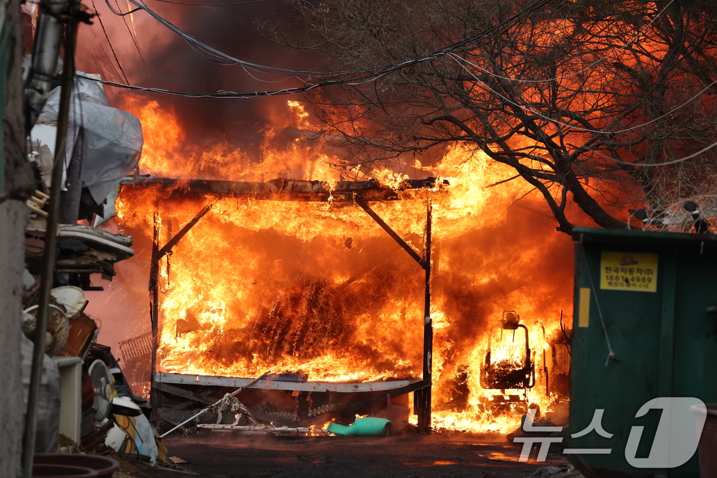 (서울=뉴스1) 김진환 기자 = 16일 오전 서울 강남구 개포동 구룡마을에서 발생한 화재로 불길이 치솟고 있다. 2026.1.16/뉴스1