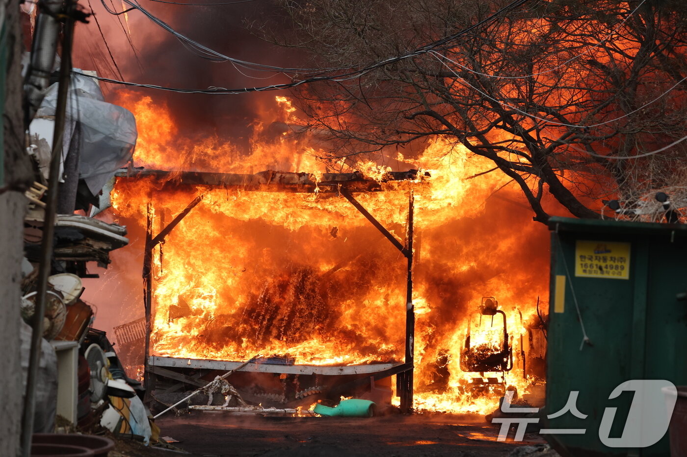 본문 이미지 - 16일 오전 서울 강남구 개포동 구룡마을에서 발생한 화재로 불길이 치솟고 있다. 2026.1.16/뉴스1 ⓒ News1 김진환 기자