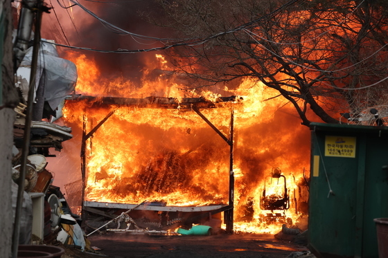 "새벽에 문 열었더니 불이"…구룡마을 주민들 "다 만신창이" 울상