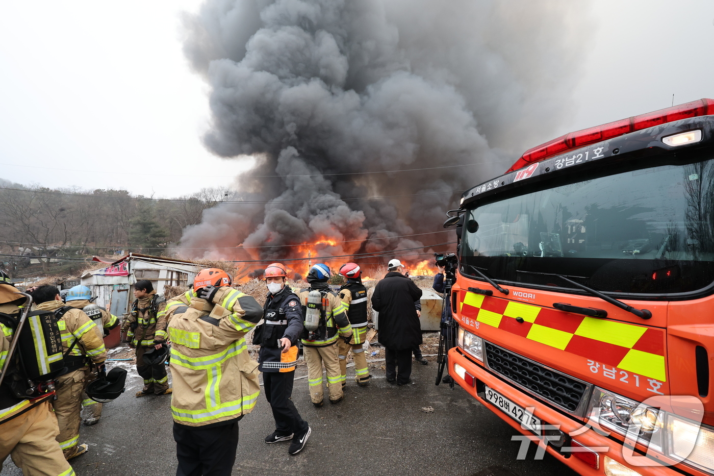 (서울=뉴스1) 김진환 기자 = 16일 오전 서울 강남구 개포동 구룡마을에서 발생한 화재로 불길이 치솟고 있다. 2026.1.16/뉴스1