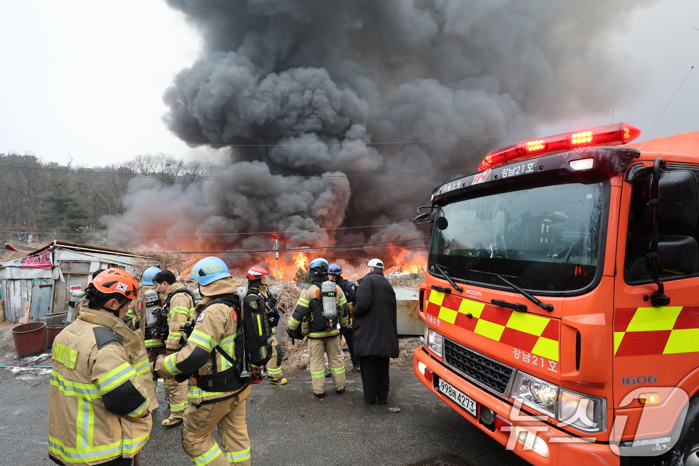(서울=뉴스1) 김진환 기자 = 16일 오전 서울 강남구 개포동 구룡마을에서 발생한 화재로 불길이 치솟고 있다. 2026.1.16/뉴스1