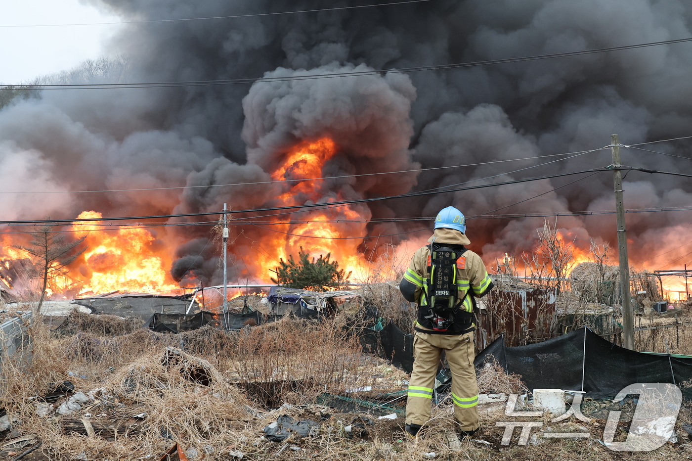 (서울=뉴스1) 김진환 기자 = 16일 오전 서울 강남구 개포동 구룡마을에서 발생한 화재로 불길이 치솟고 있다. 2026.1.16/뉴스1