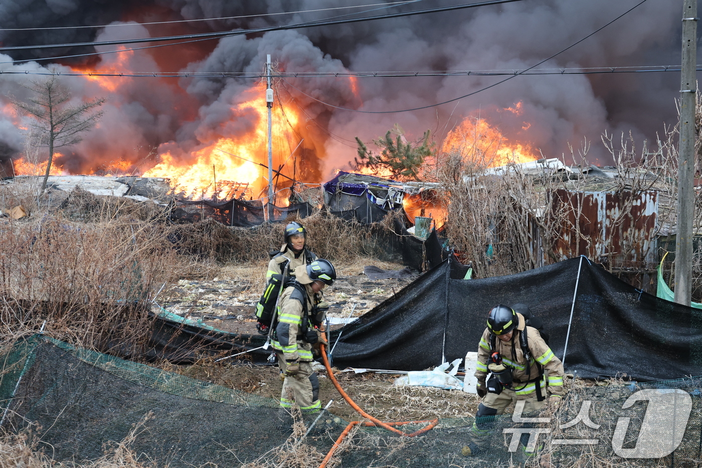 (서울=뉴스1) 김진환 기자 = 16일 오전 서울 강남구 개포동 구룡마을에서 발생한 화재로 불길이 치솟고 있다. 2026.1.16/뉴스1