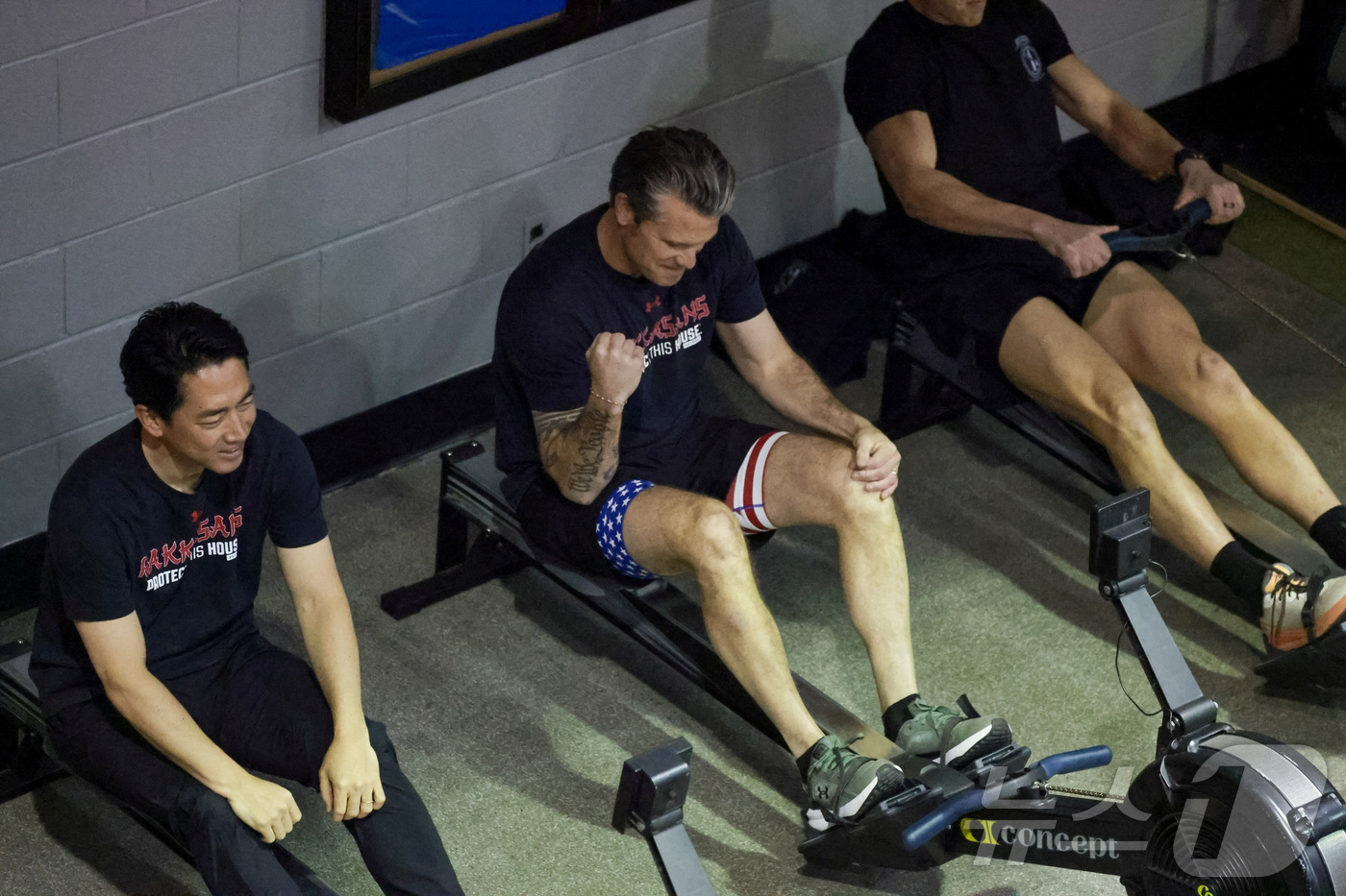 (알링턴 로이터=뉴스1) 김지완 기자 = 15일(현지시간) 미국 버지니아주 알링턴의 마이어-헨더슨 합동기지에서 고이즈미 신지로 일본 방위상(왼쪽)과 피트 헤그세스 국방장관(가운데) …