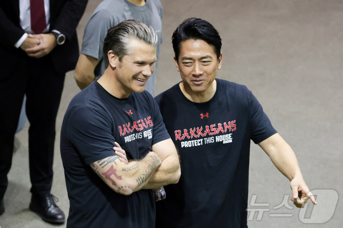 (알링턴 로이터=뉴스1) 김지완 기자 = 15일(현지시간) 미국 버지니아주 알링턴의 마이어-헨더슨 합동기지에서 고이즈미 신지로 일본 방위상(왼쪽)과 피트 헤그세스 국방장관(가운데) …