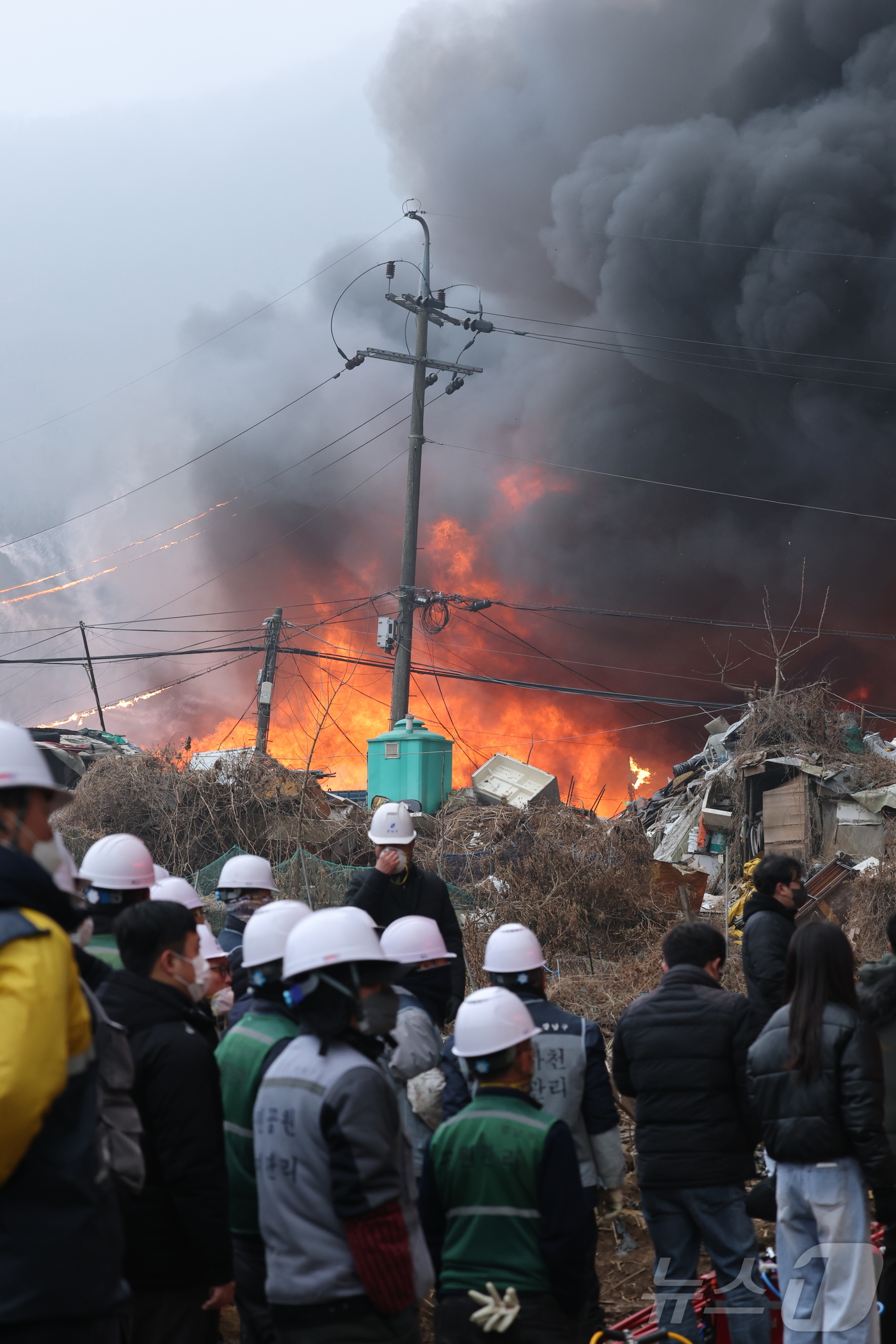 (서울 김진환 기자 = 16일 오전 서울 강남구 개포동 구룡마을에서 발생한 화재로 불길이 치솟고 있다. 2026.1.16/뉴스1