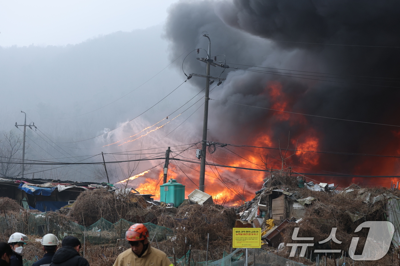 (서울=뉴스1) 김진환 기자 = 16일 오전 서울 강남구 개포동 구룡마을에서 발생한 화재로 불길이 치솟고 있다. 2026.1.16/뉴스1