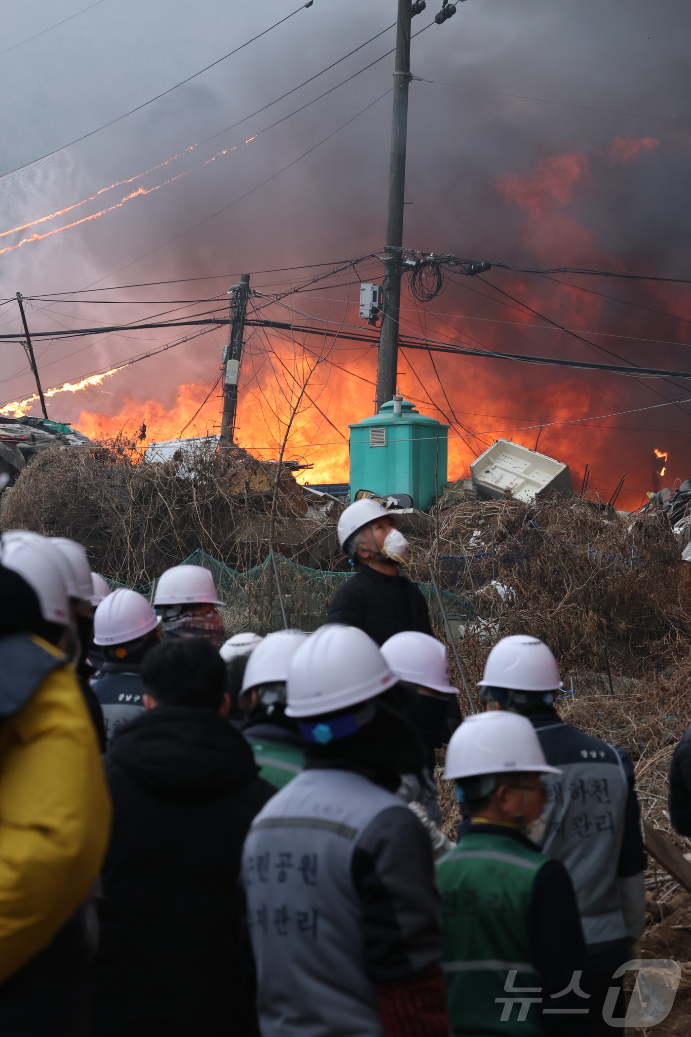 (서울=뉴스1) 김진환 기자 = 16일 오전 서울 강남구 개포동 구룡마을에서 발생한 화재로 불길이 치솟고 있다. 2026.1.16/뉴스1